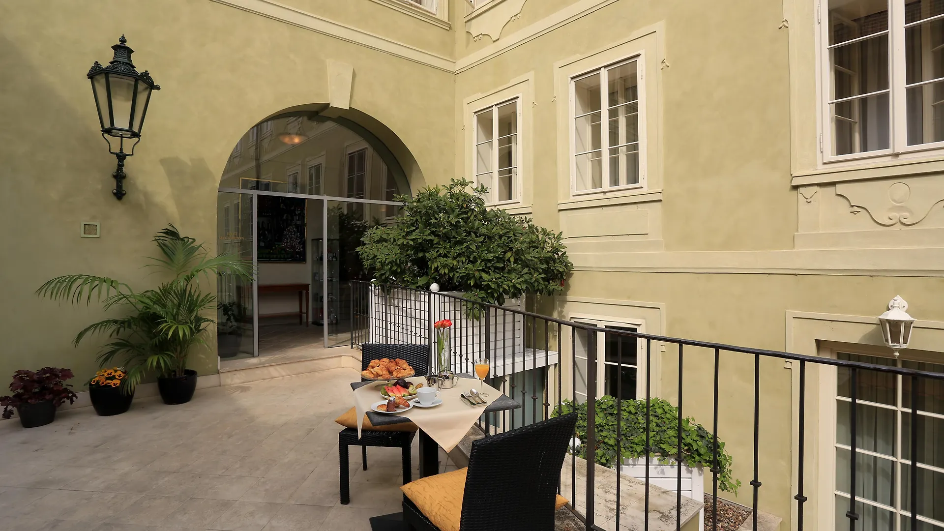 Appia Hotel Residences Прага 4*,